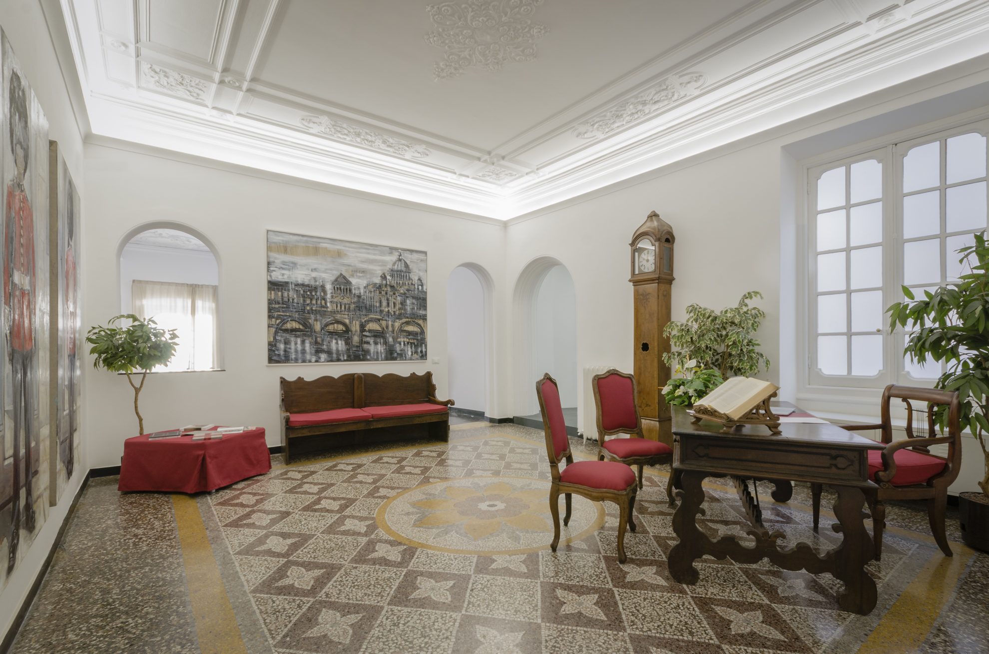 Il salone con pavimento in graniglia e soffitto a stucchi